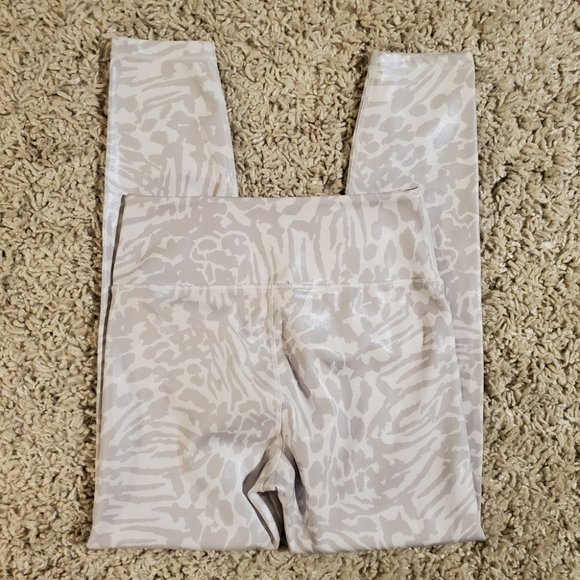 GOOD AMERICAN | Icy Snow Leopard Foil Crop Athletic Yoga Leggings (Size S / 2) - Picture 5 of 8